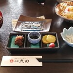 季の島宿 大田 - 料理写真:朝食の定番と伊勢海老の味噌汁