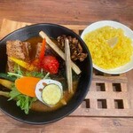 札幌スープカレー絲 - 野菜たっぷり15品目の彩り野菜と根菜＋炙り角煮