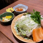 Omoki - セットの野菜、小鉢、柚子胡椒&豆板醤