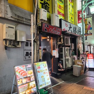 Wagyuu Motsunabe To Aburi Wagyuu Sushi Koshitsu Izakaya Kikumaruya - 入口は大勝軒となり。肉バルが目立つので、ちと分かりにくい。