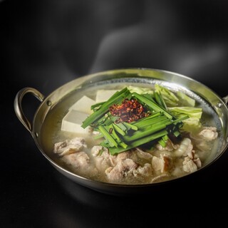 We are selling a Motsu-nabe (Offal hotpot) set that boasts a rich soup made with rare Kosaka chicken.