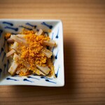 Sushi Haku - カリッとした食感の蓮根に、贅沢なカラスミを和えた逸品です。
      カラスミの濃厚な旨味が蓮根のシャキシャキ感を引き立てます。