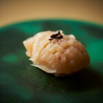 Sushi Haku - ぷりぷりとした食感と甘みが魅力のホタテです。
      新鮮な味わいが、冬の寒さを忘れさせてくれるでしょう。