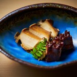 Sushi Haku - 海の深みを感じさせる鮑の豊かな風味と、優しく包み込む大豆の甘みが絶妙に調和しております。
      この一皿は、海の恵みと大地の味わいを同時に楽しむことができる、心和む逸品です。