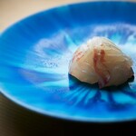 Sushi Haku - 口に入れた瞬間に広がる爽やかな海の風味が特徴の鯛の造りです。
      その繊細な味わいが、上品な食事の時間を彩ります。