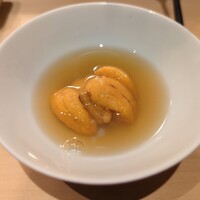 すし 良月 - 鮑の出汁にウニを浮かべたいちご煮風料理