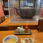 土支田 やぶ重 - 最初に出されるそば茶と小梅干し