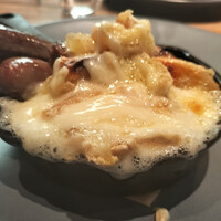 スブリデオ レストラーレ - 　・ラクレット　自家製ハムと広島県産生ソーセージ(鹿とイノシシ)グリル　インカのめざめのフリコ、紅くるり大根の酢漬け　添え