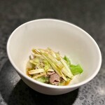 イチリン ハナレ - ❿牛涮(ニュウシャン)
      ～四川風の牛肉湯引き牛しゃぶ、黄ニラ、レタス。ナンプラーの味付けと葱、キャベツの甘みが最高で薄切りで食感が素晴らしい牛肉。黄ニラのしゃきしゃき＆しっとり感。