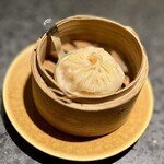 イチリン ハナレ - ❽小籠包
      ～上海蟹の小籠包。生姜と蟹の風味がとても良い。餡の食感も口当たりが良く素晴らしい。
