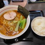 もりもり亭 - 醤油ラーメン+半ライス130円