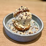 LA PIE - ❻Profiterole au chocolat（プロフィットロールチョコレートソース）
〜 堅めのシュー皮でバニラアイスクリームをはさみ、トロトロの温かなチョコレートソースをかけて頂く。