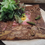 カフェ・ラ・ファミーユ - ぶん投げた感じのピクルスと粒マスタードが良い