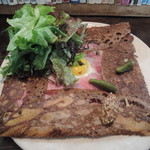 カフェ・ラ・ファミーユ - 玉子、ハム、チーズ、サラダのガレットセット（１６８０円）