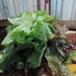 カフェ・ラ・ファミーユ - ガレットの上のサラダ、新鮮