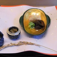 京懐石 吉泉 - 先付／紅ずわい蟹のゼリー寄せ、生キクラゲ、オクラ（右の耳杯）、鯛の昆布締めのとんぶり和え（左の器）
