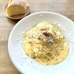 カフェ フオネ - 生ベーコンのカルボナーラとバゲット