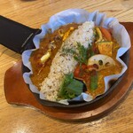 鉄板カレー 匠えん - ハーフ＆ハーフカレー(匠えん・野菜)・1,400円