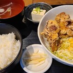 新時代 - 新時代唐揚げ定食(税込750円)
            ①鶏唐揚げ(4個)、千切りキャベツ添え②冷奴③白ご飯④お吸い物⑤お漬け物