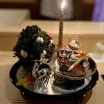 ❽八寸 ～クリスマスの発祥から文化のお話。鮪の山掛け、紹興酒のタレに漬けた甘海老と烏賊・雲丹ソース、青海大根の味噌漬け、干瓢、蛸、自家製の鱈のたちかま、堀川牛蒡の山椒焼き、庄内麩のチーズ挟み、紅白生須と唐墨、鯣烏賊の塩辛、生酢と芹のお浸し。