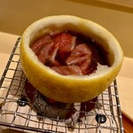 銀座 しのはら - ❷檸檬の器を使った飛騨牛のしゃぶしゃぶ 〜七輪のうえにはいっちゃんレモン。中には醤油ベースの旨味たっぷりの出汁。そこにめっちゃ柔らかいサーロイン をご主人自らレモン出汁でしゃぶしゃぶ。軽い酸味とレモンの爽やかな香りでいくらでも頂けそう。