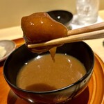 銀座 しのはら - ⓭飛騨の滑子の赤出汁、香香 ～ぬるぬるの大きな滑子は味わいが濃く印象的な赤出汁。