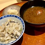 銀座 しのはら - ⓬〆ご飯 ～白魚、百合根、アスパラガスのかき揚げ、牛蒡を炊き込んだご飯。色々な食材が混ざり合っていつが牛蒡が効いているな。