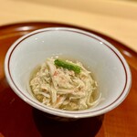 銀座 しのはら - ❸松葉蟹とあん肝の鮨飯・餡掛け 〜とろっとろの淡白な松葉蟹の餡の下には、独特な濃度さのある鮟肝を合わせる大胆さ。軽くかき混ぜると複雑な味わいに。