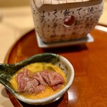 銀座 しのはら - ❷檸檬の器を使った飛騨牛のしゃぶしゃぶ 〜七輪のうえにはいっちゃんレモン。中には醤油ベースの旨味たっぷりの出汁。そこにめっちゃ柔らかいサーロイン をご主人自らレモン出汁でしゃぶしゃぶ。軽い酸味とレモンの爽やかな香りでいくらでも頂けそう。