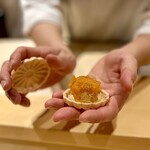 銀座 しのはら - ❼フォアグラと安保柿とウイスキーゼリーの最中 〜お弟子さんから手渡しされる最中は定番の美味しさ。中身は季節ごとに変えられ、今回は安保柿とフォアグラが絶妙。