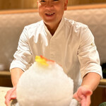 銀座 しのはら - いきなり山盛りのかき氷を持ち出してきた。中から出てきたのは兎柄の入った綺麗な器。さて何が入っているか？