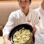 銀座 しのはら - ⓬〆ご飯 ～白魚、百合根、アスパラガスのかき揚げ、牛蒡を炊き込んだご飯。色々な食材が混ざり合っていつが牛蒡が効いているな。