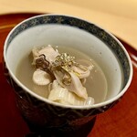 銀座 しのはら - ⓫蛤、下北葱の鍋 ～下北葱の甘味と蛤出汁があっさりとした旨味を加えて、ご飯物の前の〆になっている。