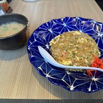 麺場 田所商店 松原店 - 味噌チャーハン大と付け合わせの味噌汁
