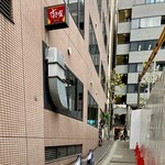 Sukiya - 室町砂場から北に抜ける細い通路、右手は国際新赤坂ビル西棟建て替え中