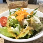 ピッツァ ケベロス - ランチのサラダとピーチティー