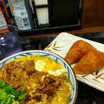 丸亀製麺 - 肉がさね玉子あんかけ(並) 760円(通常790円)、いなり(1個) 130円