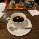 カフェ・ハイチ - ブランデー垂らして飲むブラックコーヒー。