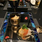 日本料理 時宜 - 前菜3種。手前から、
            ・ずわい蟹と千枚漬け
            ・北海道産雲子の茶碗蒸し
            ・三河地鶏の胡麻和え
