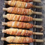 Kawai Tachiuo Makiten - 焼き台で太刀魚巻を調理中