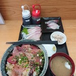 愛南 市場食堂 - ブリ刺身とまかない丼のセット