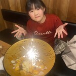 Yakiniku Kura - お誕生日であることを伝えておいたら、注文したデザートをこんなに素敵なプレートに仕立ててくださいました