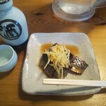 角萬 - 「にしん煮」と日本酒（ぬる燗）。にしん煮は柔らかく、味付けも濃すぎず、お酒のアテにも蕎麦の箸休めにも良さげです。