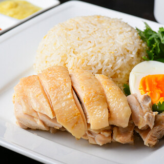 「海南チキンライス」をはじめとするシンガポール料理の数々