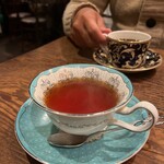 茶亭 羽當 - ダージリンティー。カップ&ソーサは大好きなウェッジウッドのプシュケ！私のパーソナルカラーはブルベ夏なので嬉しい(*´˘`*)♡