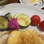 キッチン ブルー グローブ - 備え付け野菜のアップ、紫カリフラワーが鮮やかな色