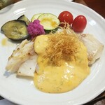 キッチン ブルー グローブ - 真鱈ポワレ　ショロンソースのアップ、彩り鮮やかですね？