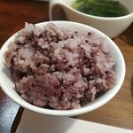 キッチン ブルー グローブ - 黒米大盛りのアップ