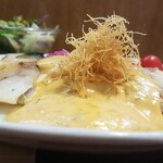 キッチン ブルー グローブ - 横から、カダイフが山盛りです