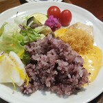 キッチン ブルー グローブ - ご飯、サラダ、お新香を乗せます